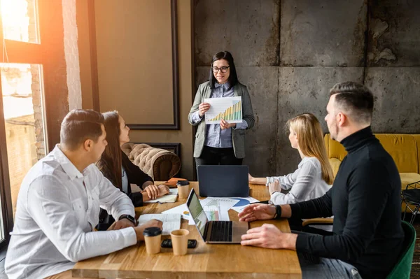 Jeunes créateurs au bureau moderne — Photo