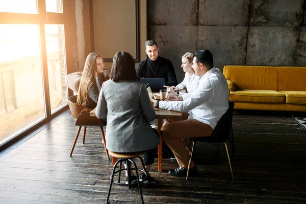 Jeune équipe réussie dans un bureau loft — Photo