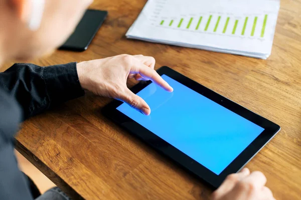 Mãos masculinas com um tablet digital no escritório — Fotografia de Stock