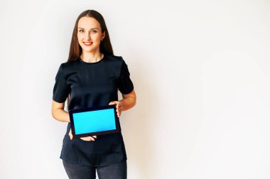 Beyaz tabletli genç bir kadın.