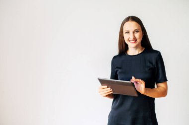 Video çağrısı için tablet kullanan kadın, izole edilmiş.