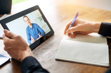 Ofiste elinde tablet olan erkek elleri, video çağrısı.