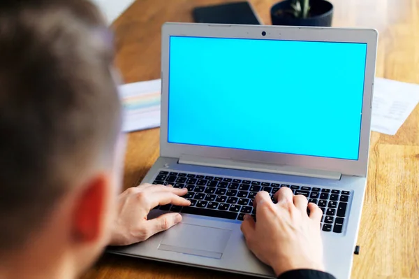 Um cara de camisa preta usando laptop para o trabalho — Fotografia de Stock