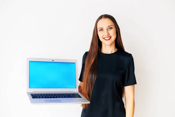 Kvinna innehar en bärbar dator med en tom skärm, isolerad — Stockfoto