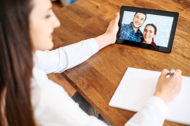 Video araması için tablet kullanan kadın