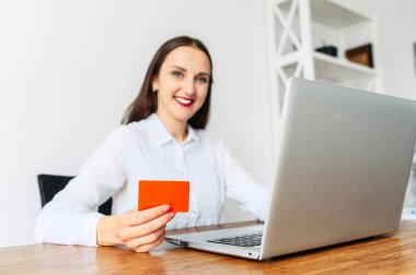 Genç bir kadının elindeki kredi kartını kapat.