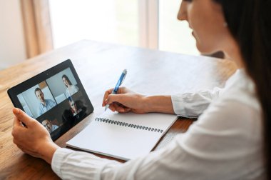 Video araması için tablet kullanan kadın