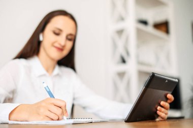 Öğrenci çevrimiçi dersler için tablet kullanıyor
