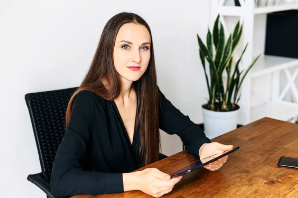 Frau im schwarzen Hemd mit digitalem Tablet — Stockfoto