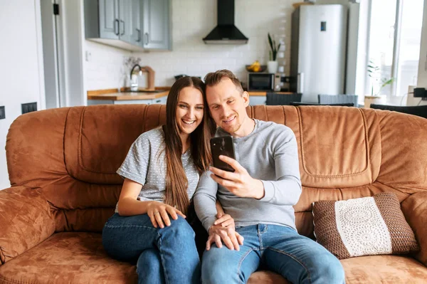 Casal usando um smartphone para falar online — Fotografia de Stock