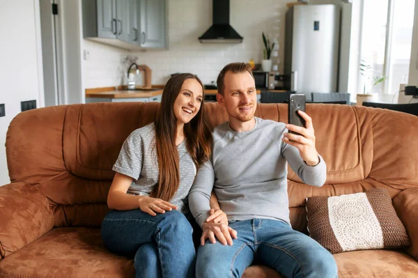 Casal usando um smartphone para falar online — Fotografia de Stock