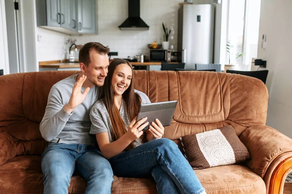 Cuplu folosind o tabletă pentru a vorbi online — Fotografie, imagine de stoc