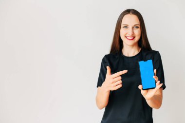 Akıllı telefonlu siyah tişörtlü genç kız.