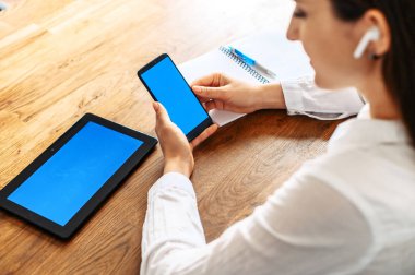 Kadın ellerinde boş ekranlı telefon
