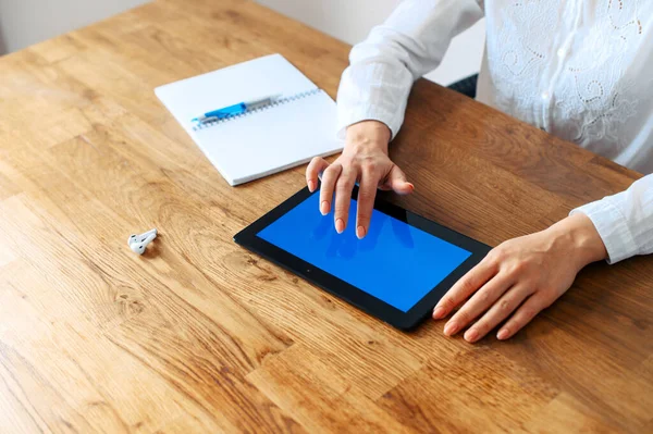 TA mulher de camisa branca usando um computador tablet — Fotografia de Stock