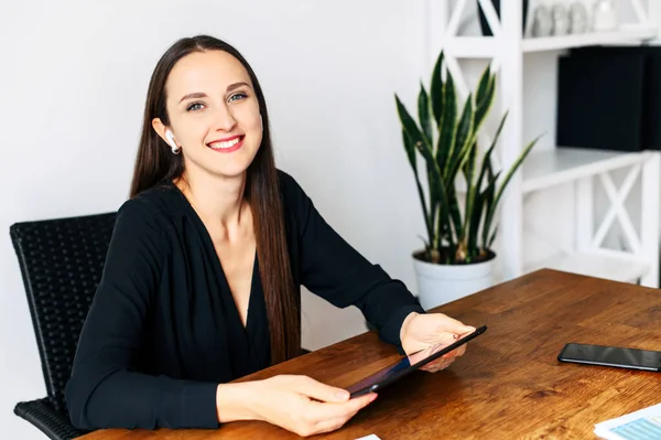 Frau im schwarzen Hemd mit digitalem Tablet — Stockfoto