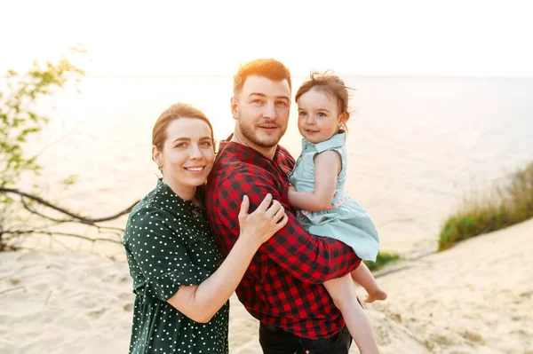 Jeune mère et père avec leur fille mignonne — Photo