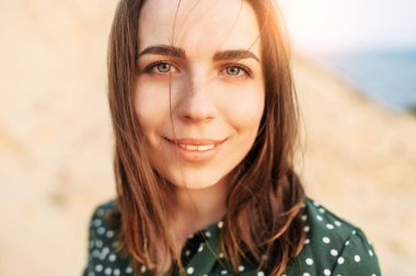 Açık havada günlük yeşil elbiseli genç bir kadın.