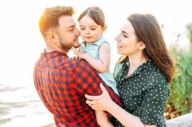 Genç anne ve baba ve tatlı kızları.