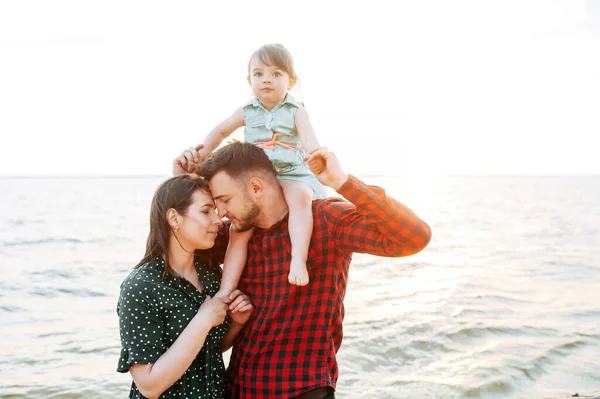 Jeune mère et père avec leur fille mignonne — Photo