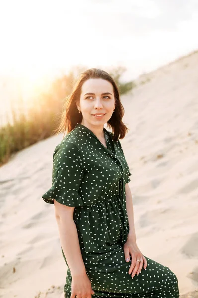 Una joven con un vestido verde casual al aire libre — Foto de Stock