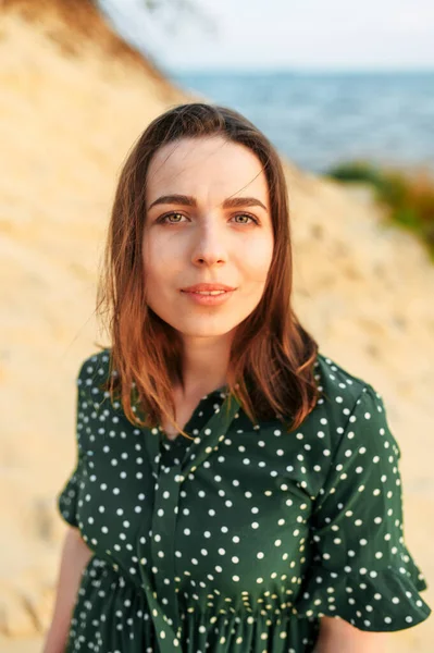 Una joven con un vestido verde casual al aire libre — Foto de Stock