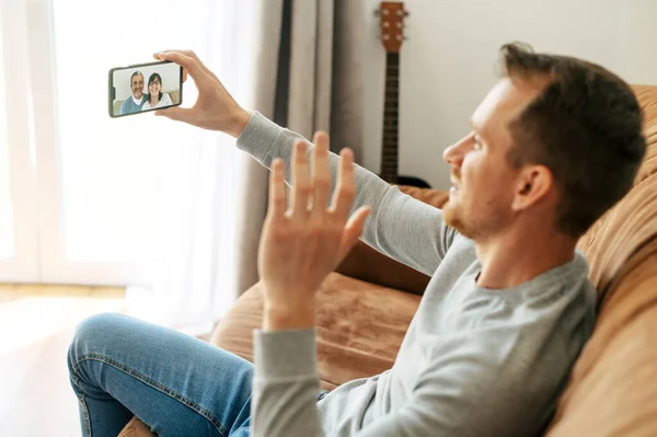 Ein Mann spricht online mit seinen Eltern — Stockfoto