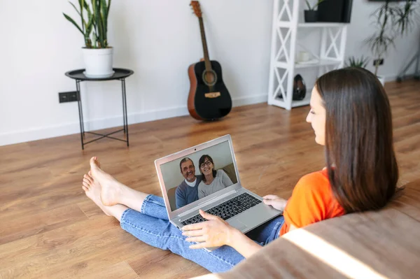 Chamada de vídeo. Mulher fala online com seus pais — Fotografia de Stock