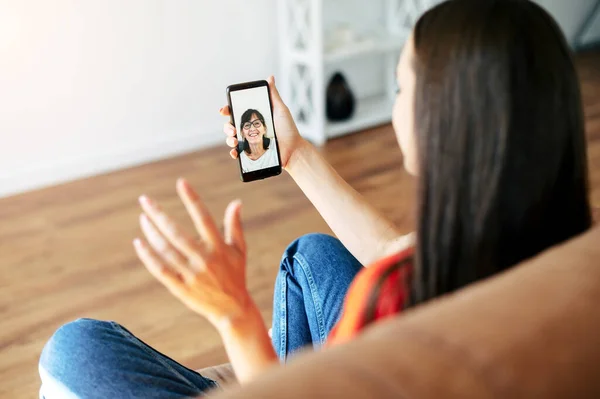 Videoanruf. Frau spricht online mit ihrer Mutter — Stockfoto