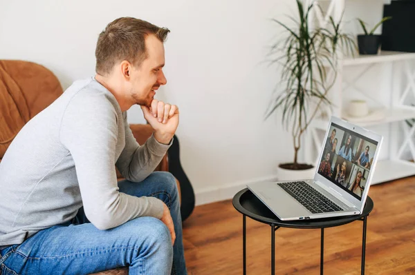 Un tipo que utiliza la aplicación portátil para la comunicación de vídeo — Foto de Stock