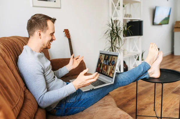 Un gars qui utilise une application pour ordinateur portable pour la communication vidéo — Photo