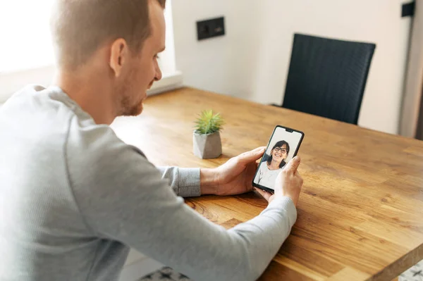 A guy using phone for talking online with a mother — Stock Photo, Image