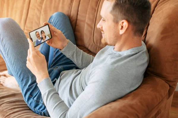 Ein Mann spricht online mit seinen Eltern — Stockfoto