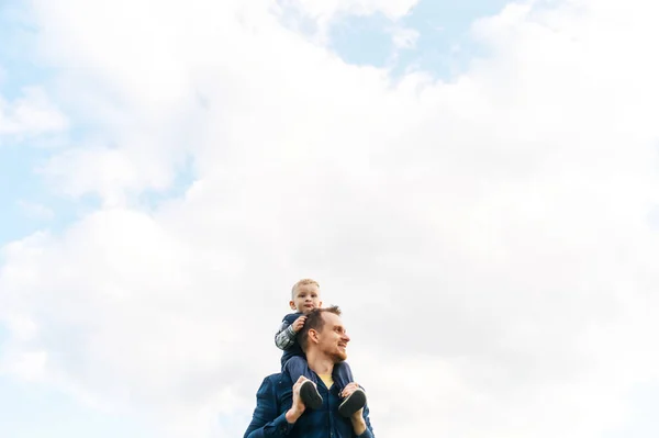 Père portant bébé fils sur les épaules à l'extérieur — Photo