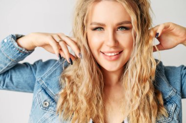 Güzel sarışın kadının yakın plan portresi.