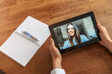 Video araması için tablet kullanan kadın