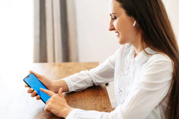 Smartphone con schermo vuoto nelle mani femminili — Foto Stock