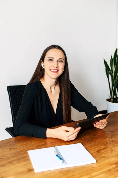 Frau im schwarzen Hemd mit digitalem Tablet — Stockfoto