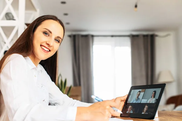 Frau benutzt Tablet für Videotelefonie — Stockfoto