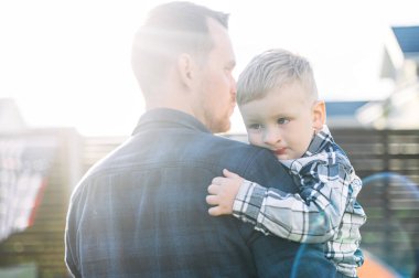 Baba ve küçük çocuk birlikte vakit geçiriyorlar.