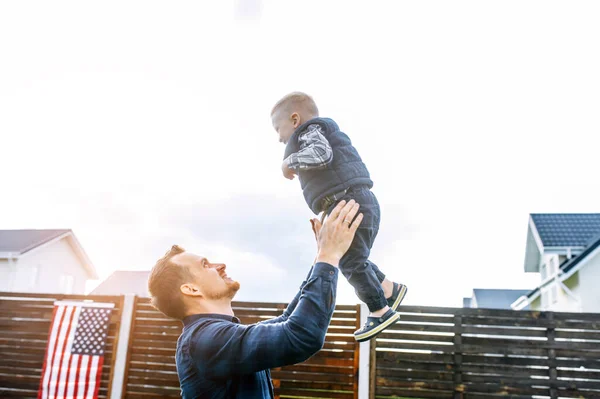 Père et tout-petit fils passent du temps ensemble — Photo