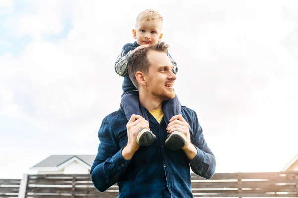 Père portant bébé fils sur les épaules à l'extérieur — Photo