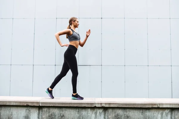 Atractiva chica atlética en ropa deportiva al aire libre — Foto de Stock