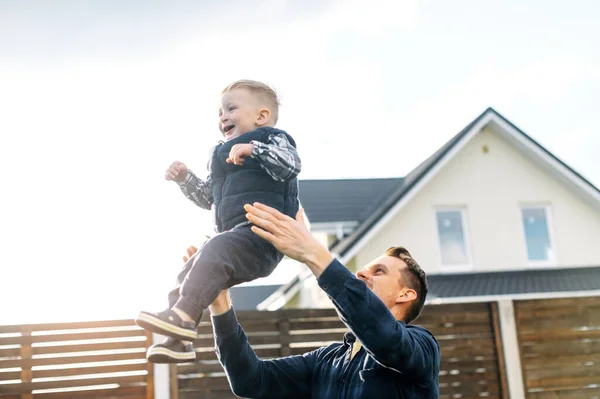 Père et tout-petit fils passent du temps ensemble — Photo