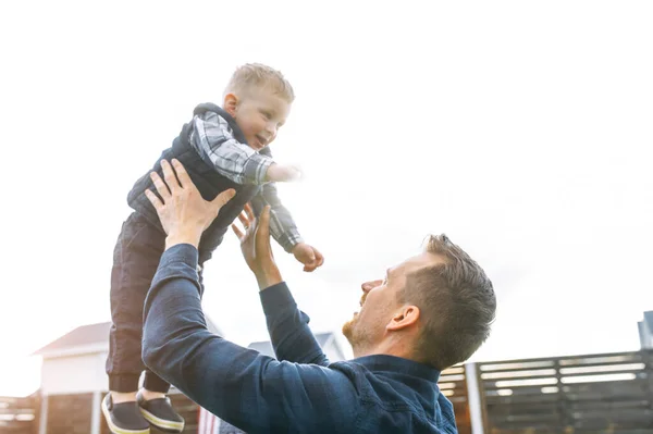 Père et tout-petit fils passent du temps ensemble — Photo