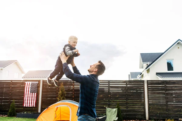 父亲和幼儿在后院露营 — 图库照片