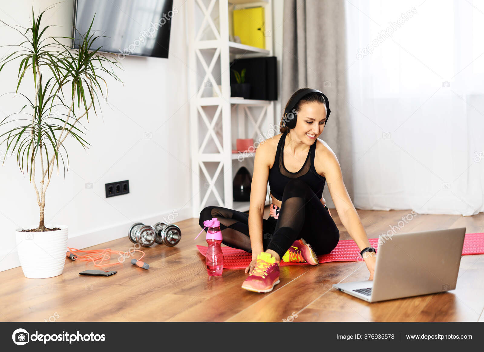 Eine junge Frau trainiert zu Hause — Stockfoto