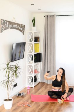 Genç bir kadın evde eğitim görüyor.