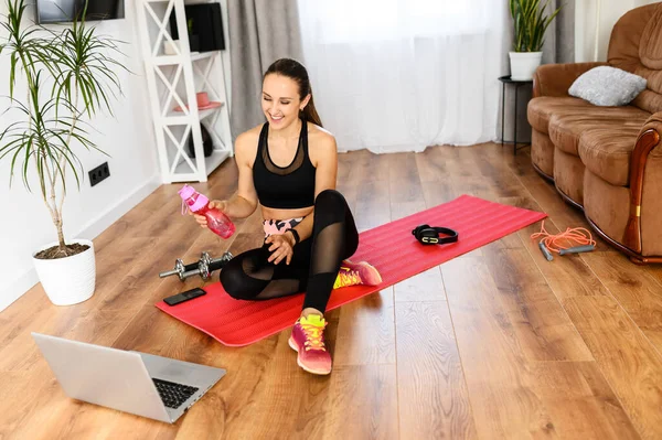 A young woman is training at home — Stock Photo, Image