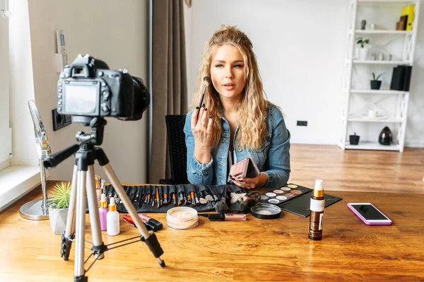 Femme blonde faisant une vidéo pour le blog de beauté — Photo
